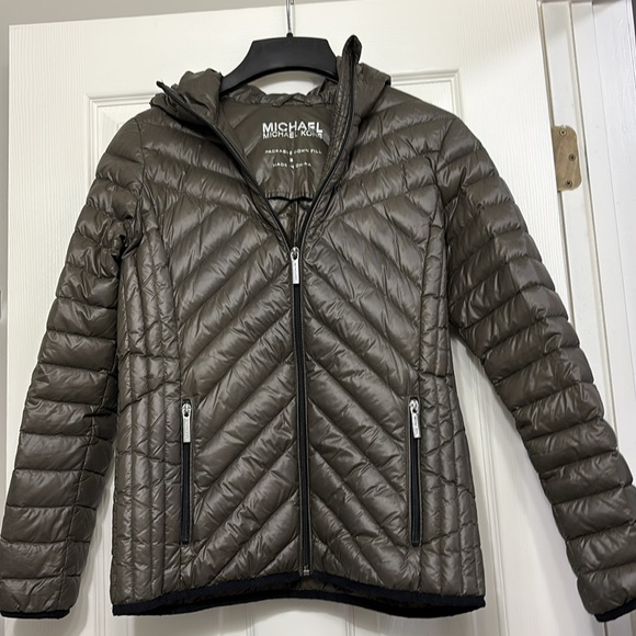 Michael Kors puffer down jacket with hood, packable. - Picture 4 of 5